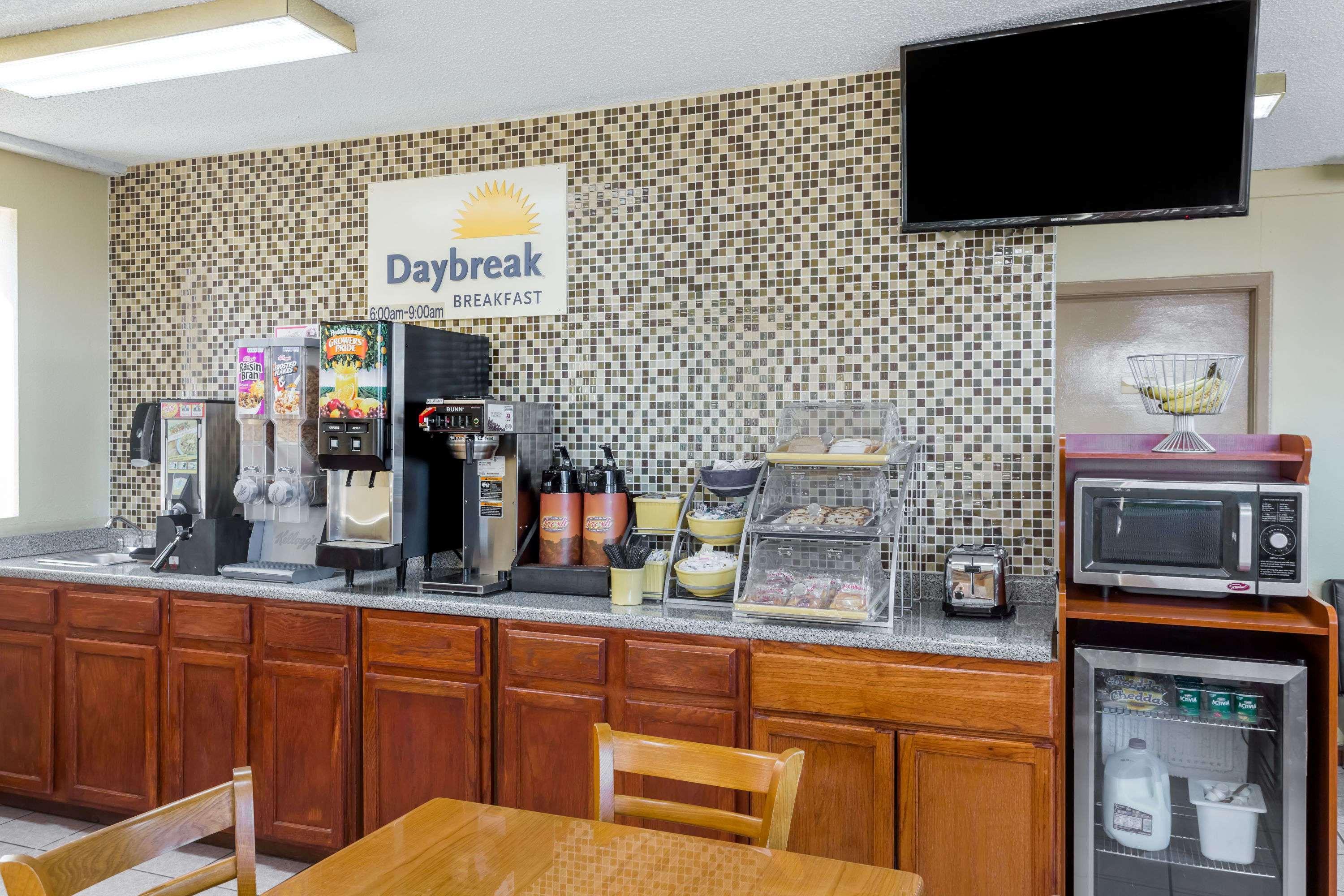 Days Inn By Wyndham Byron Exterior foto